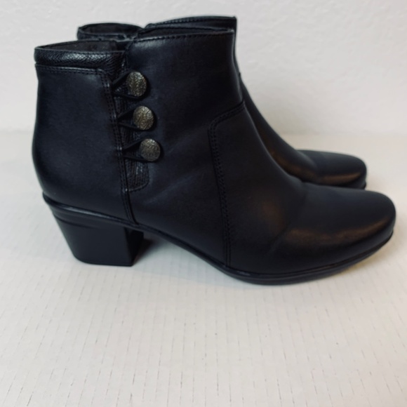 Clarks Black Bootie 8.5M Style # 15260 Button Detail Block Heel Whimsygoth Boho - Picture 5 of 10